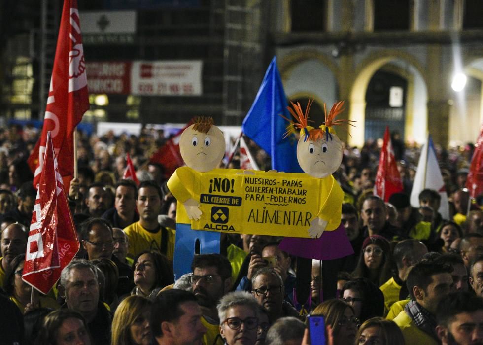 Multitudinaria marcha de "Alcoa no se cierra" en Avilés