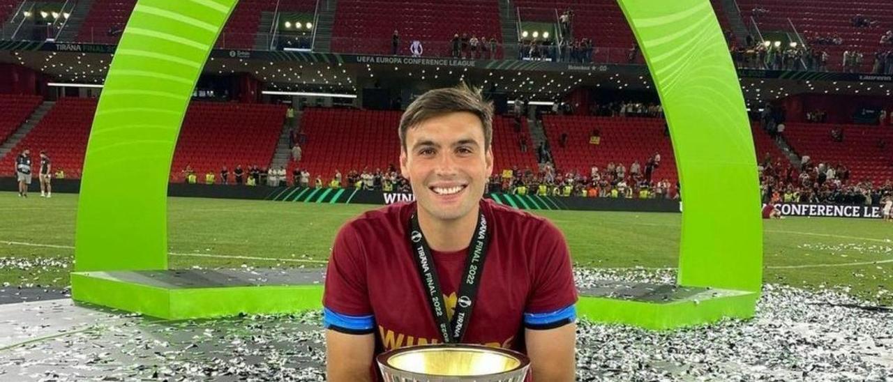 Daniel Fuzato posa con la copa de campeón de la Conference League con la Roma.