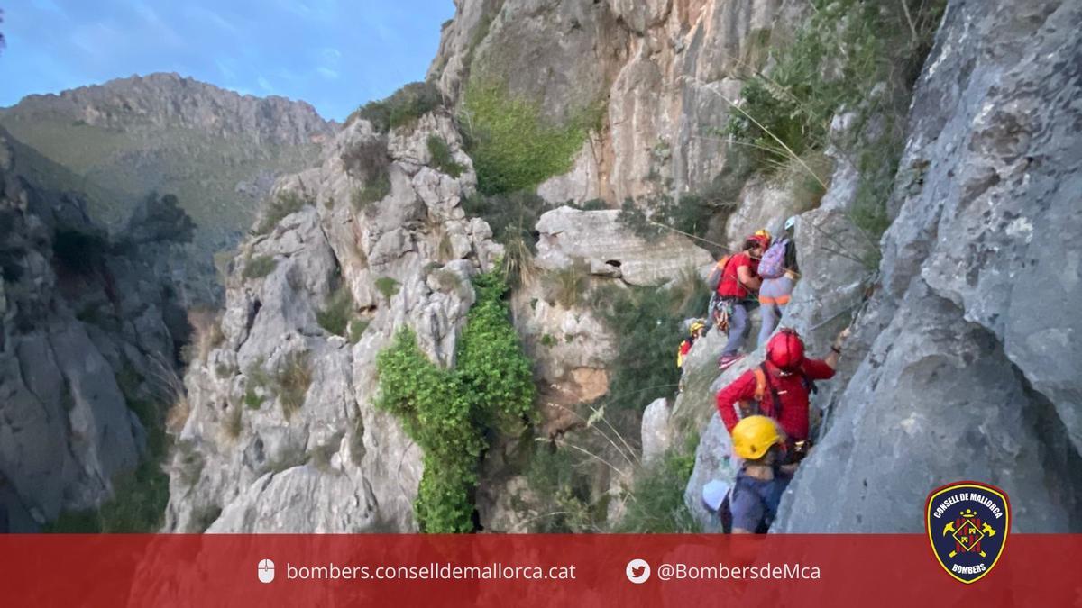 Los bomberos, durante la operación de rescate de los jóvenes en el Torrent de Pareis.