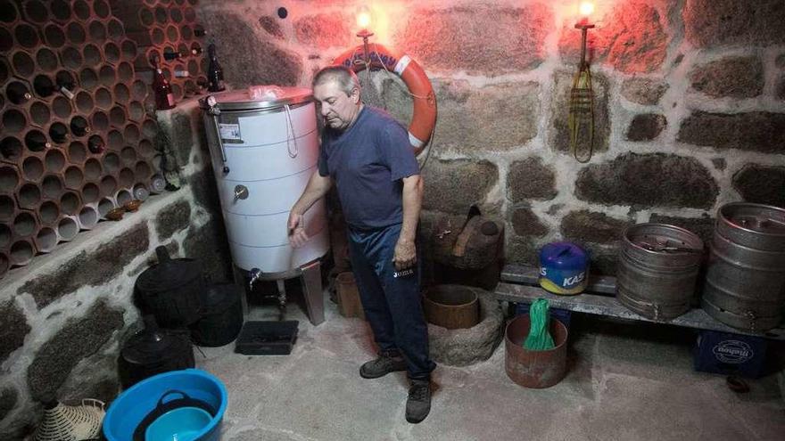 Manuel Núñez Álvarez, vecino de Rubiós-As Neves, muestra su bodega. // Anxo Gutiérrez