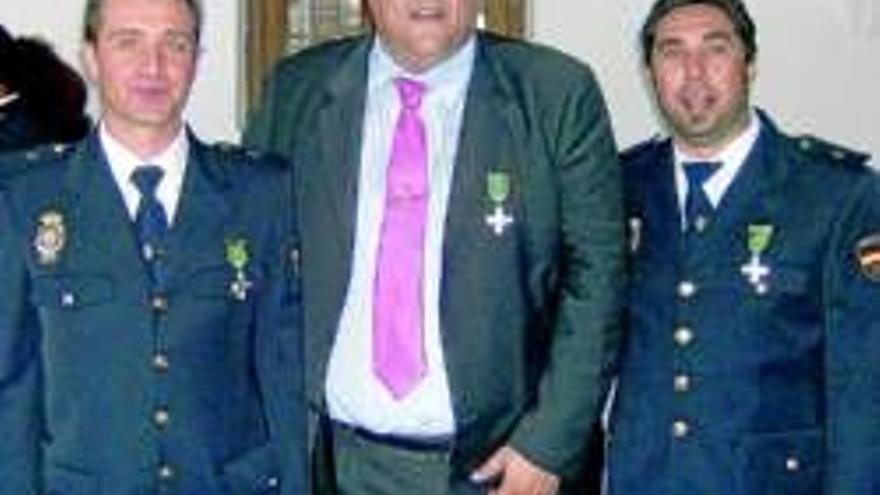 La Policía Nacional entrega sus medallas a dos funcionarios y al doctor Lorenzo Arnau