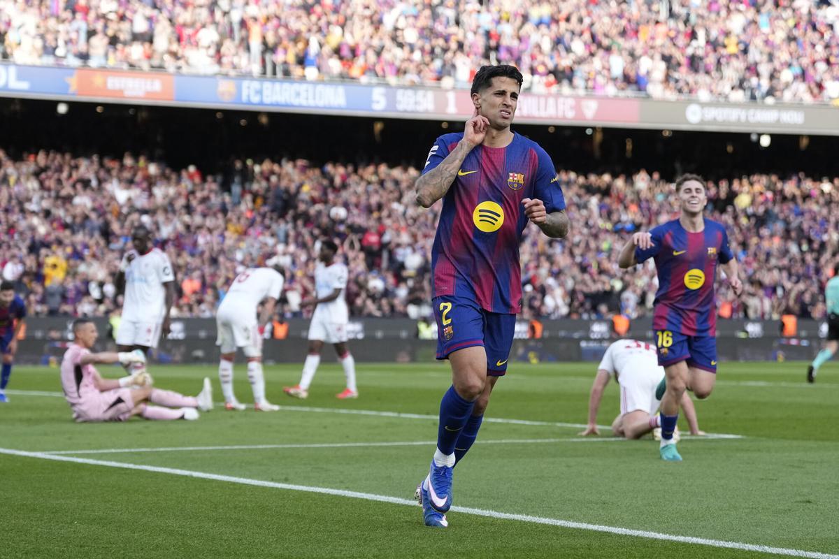BARCELONA, 15/03/2026.- El defensa portugués del FC Barcelona João Cancelo celebra tras anotar el 5-0 durante el partido de LaLiga entre el Barcelona y el Sevilla disputado en el Camp Nou en Barcelona, este domingo. EFE/ Enric Fontcuberta