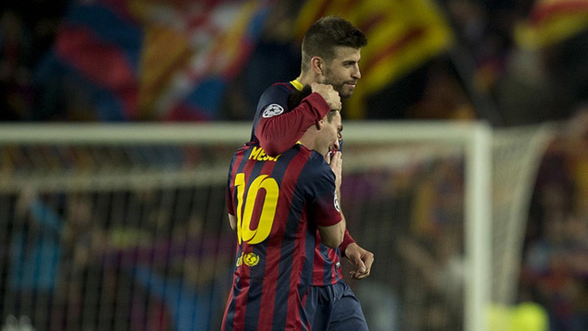 Piqué felicita a Messi camino del túnel de vestuarios tras sellar el pase a cuartos de la Champions ante el City