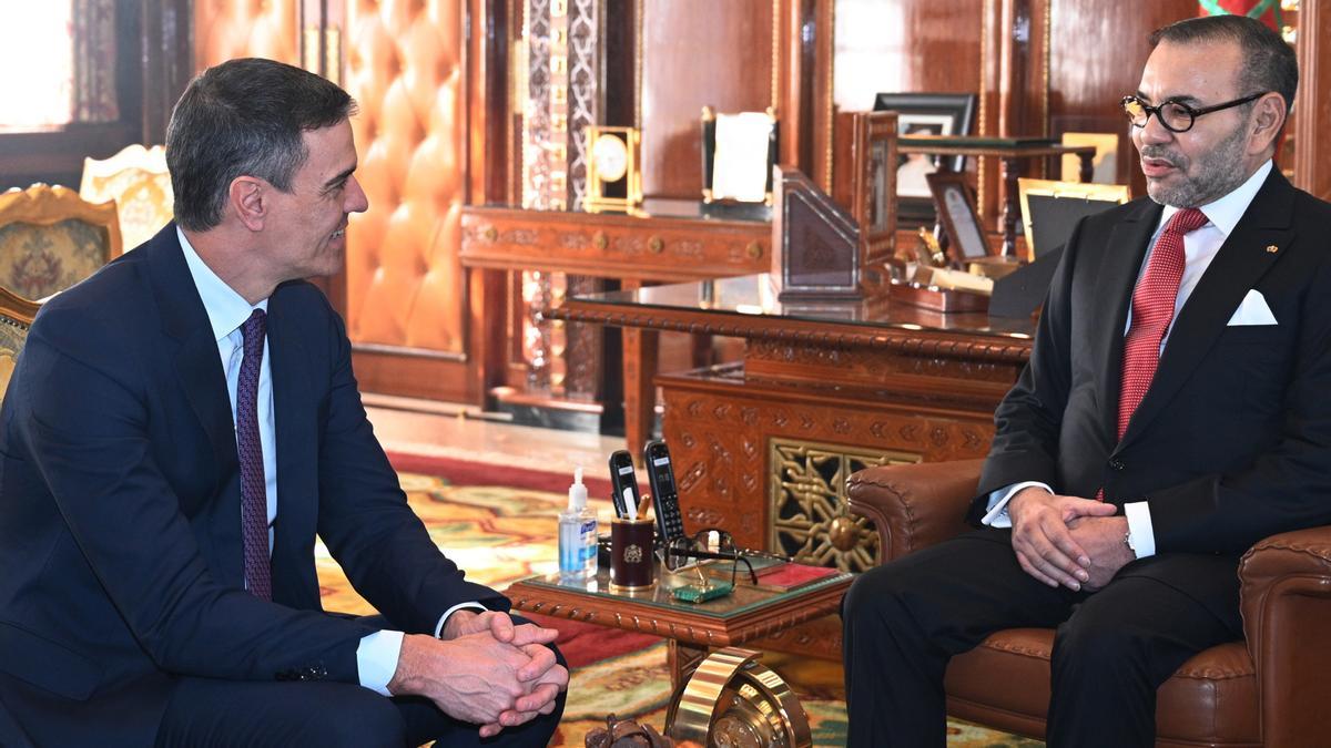 El presidente del Gobierno español, Pedro Sánchez, es recibido por el Rey de Marruecos, Mohamed VI, en una imagen de archivo.
