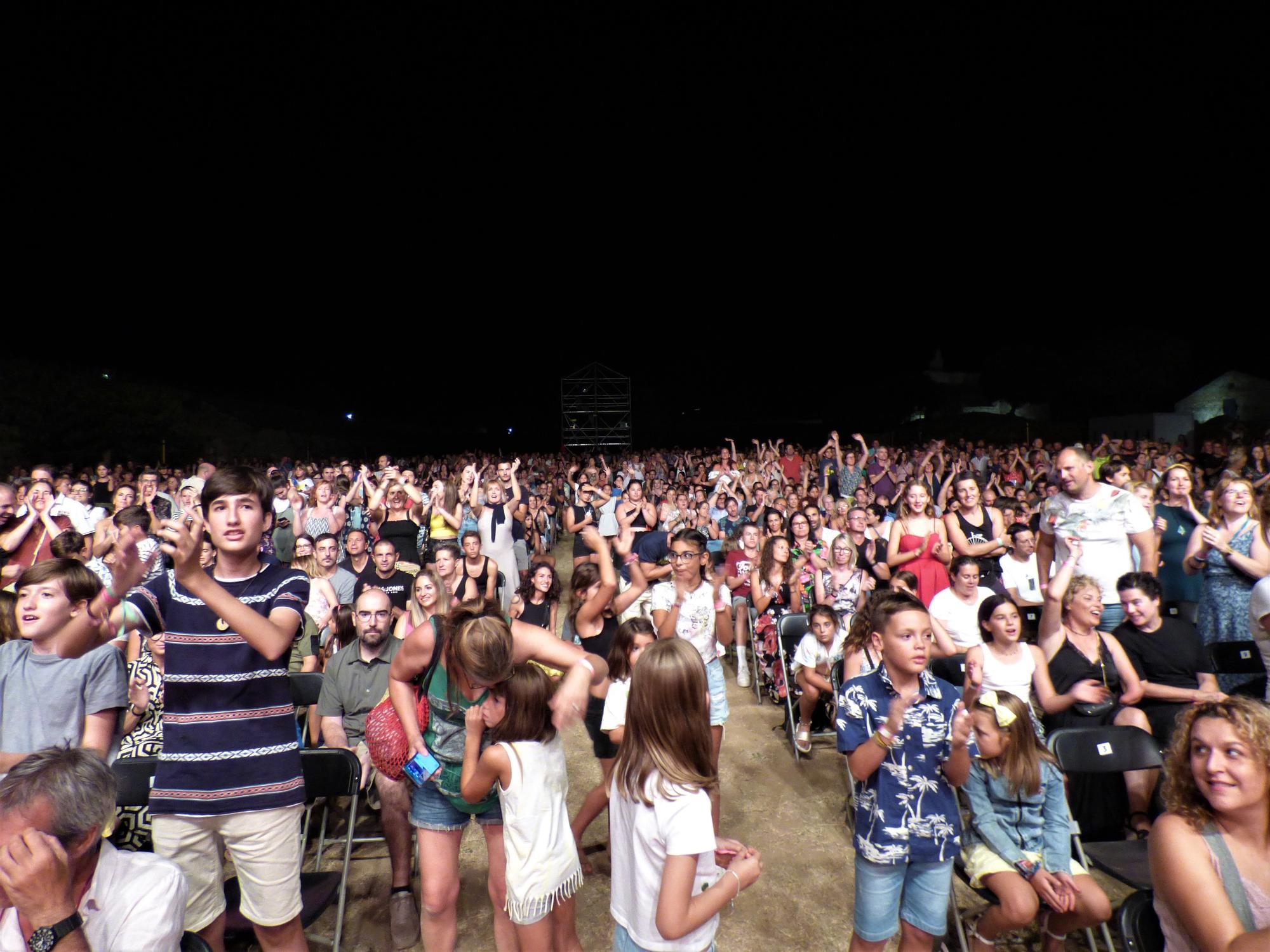 Sara Roy, Greg Taro i Alvaro Soler animen un públic enèrgic a la Ciutadella de Roses