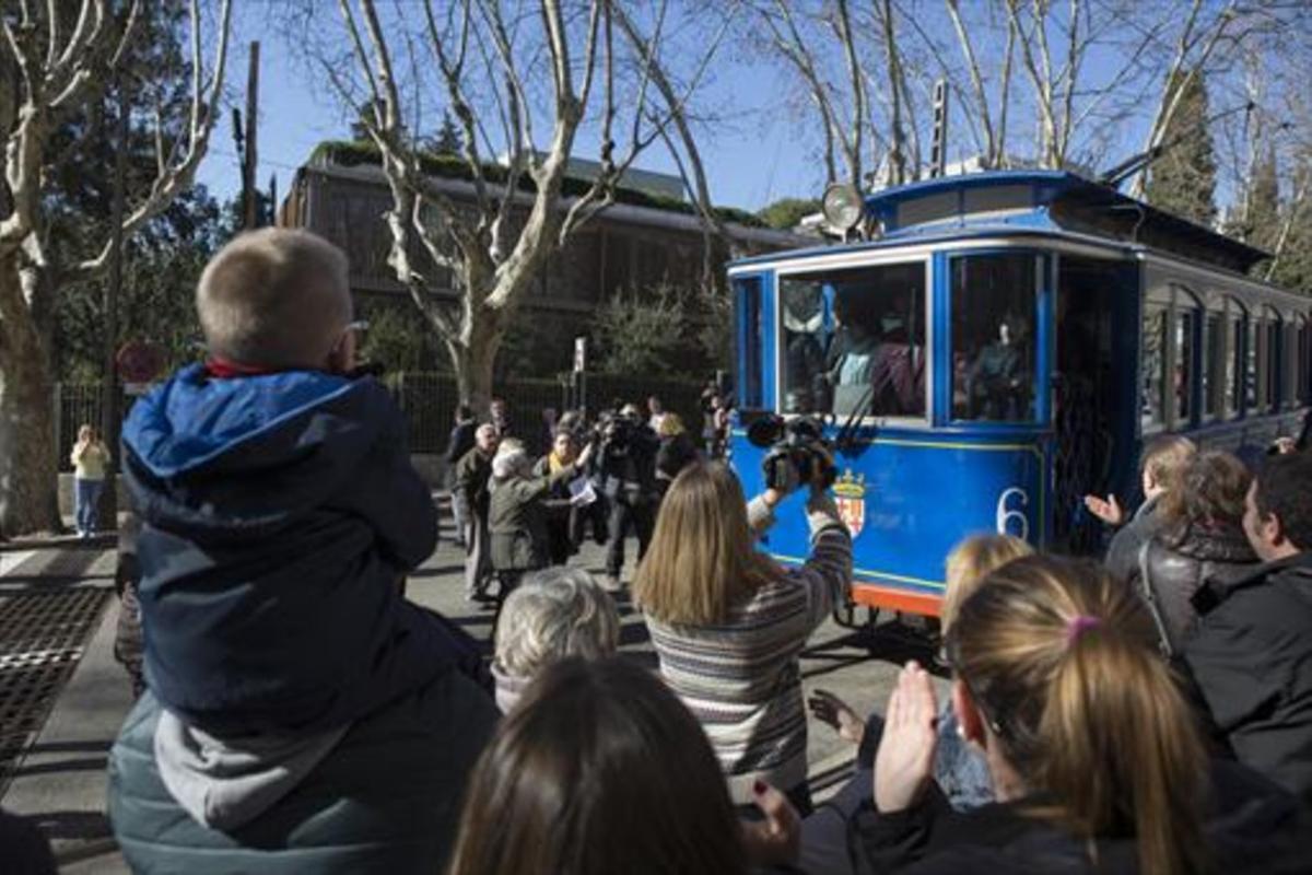 Ambiente en la parada del Tramvia Blau en su último día.