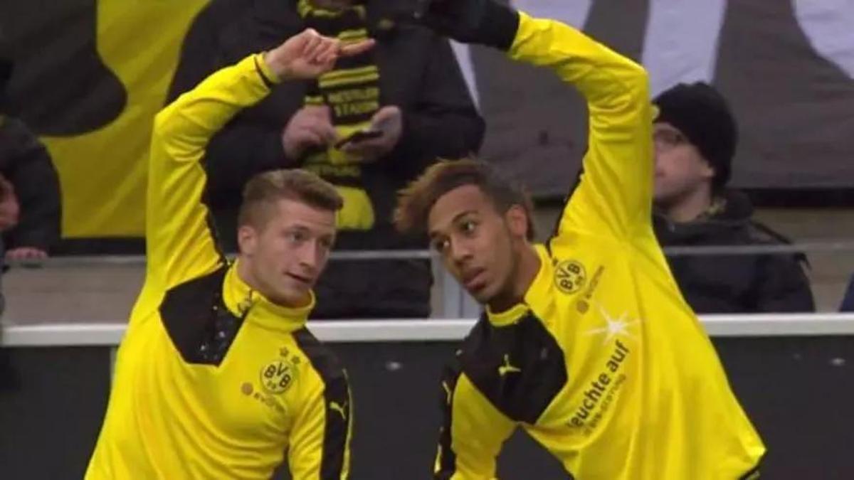 Aubameyang y Reus celebran un gol haciendo la fusión de Dragon Ball