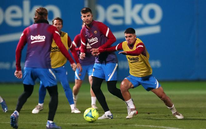 ¡Alegría y buen rollo en el primer entrenamiento al completo con Xavi!