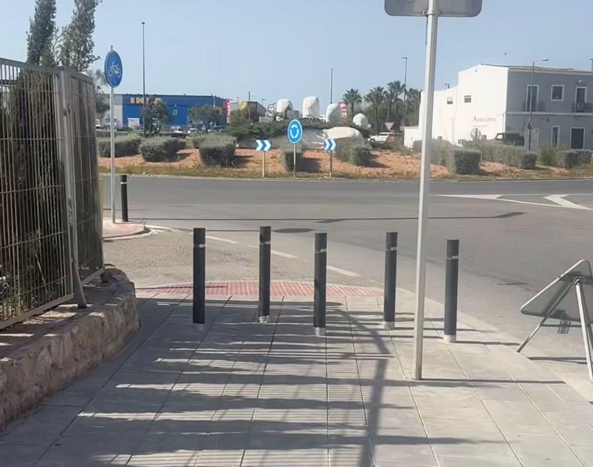 Los pivotes instalados sobre un carril bici de Ibiza.