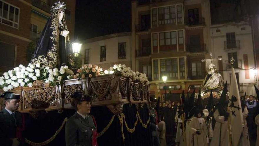 La Virgen de las Espadas con Nuestra Madre en segundo término, en el desfile de 2010.