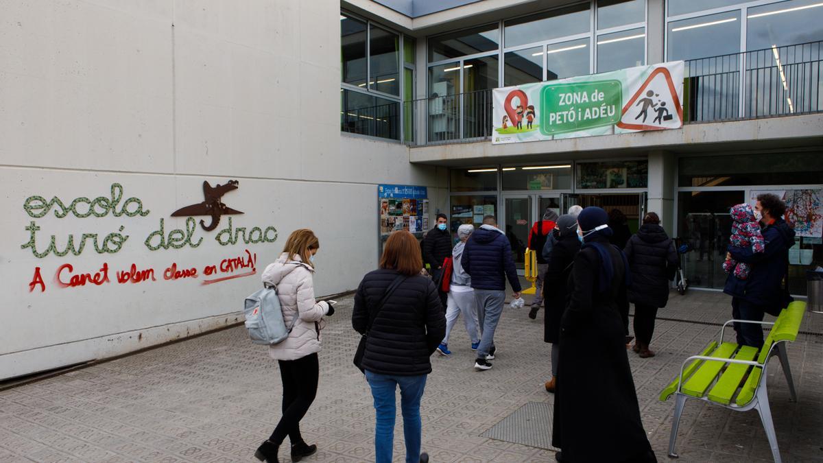 Familias esperan la salida de sus hijos del colegio Turó del Drac de Canet de Mar.