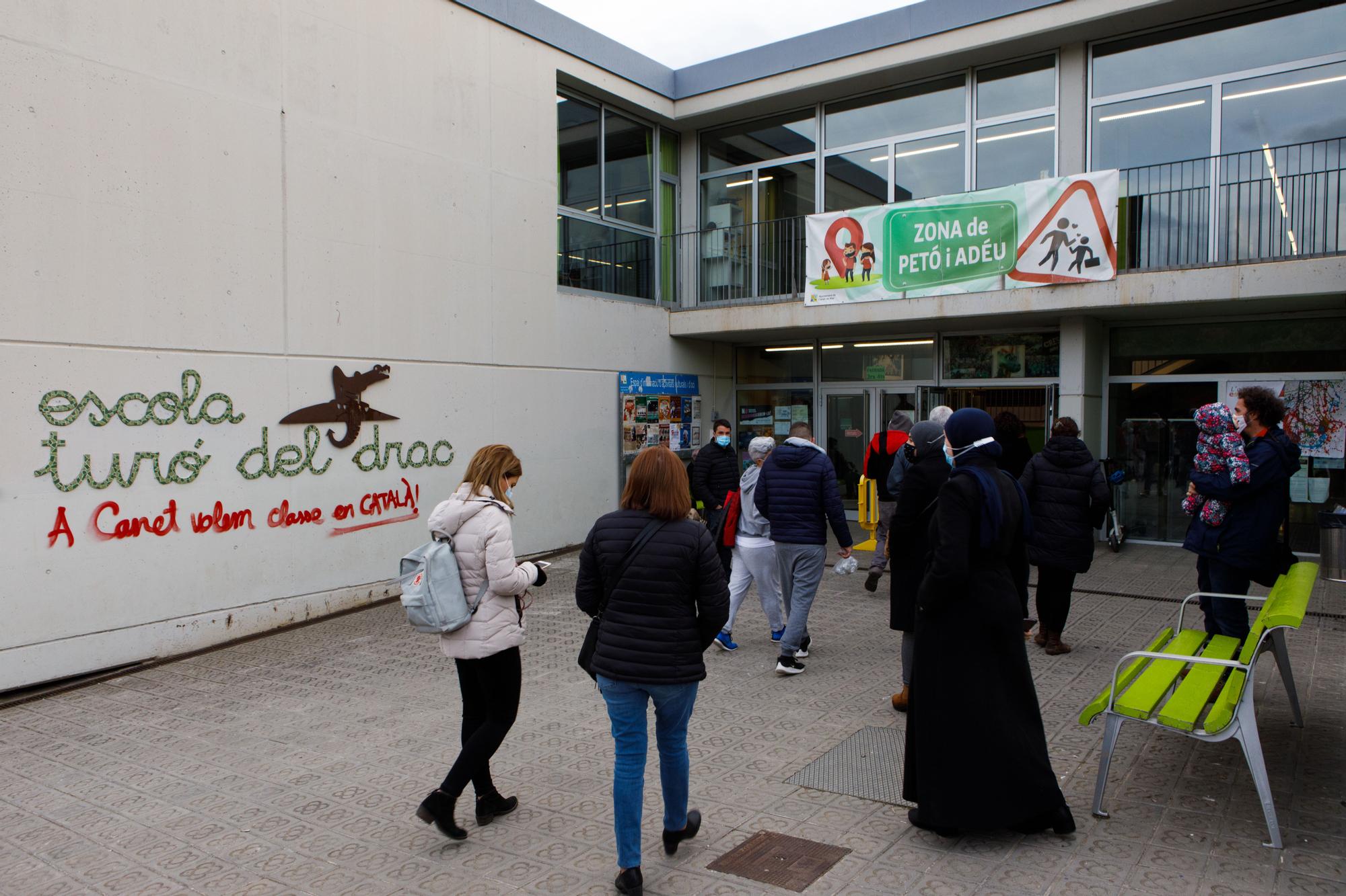 Familias esperan la salida de sus hijos del colegio Turó del Drac de Canet de Mar.