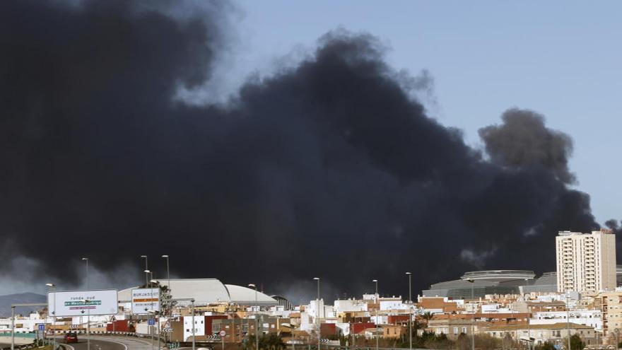 El humo no es tóxico y ya se permite salir a la calle a los vecinos