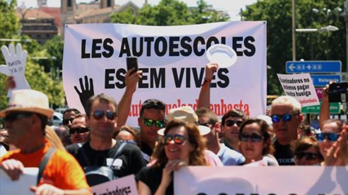 PROTESTA Examinadores catalanes, concentrados ante el Congreso.