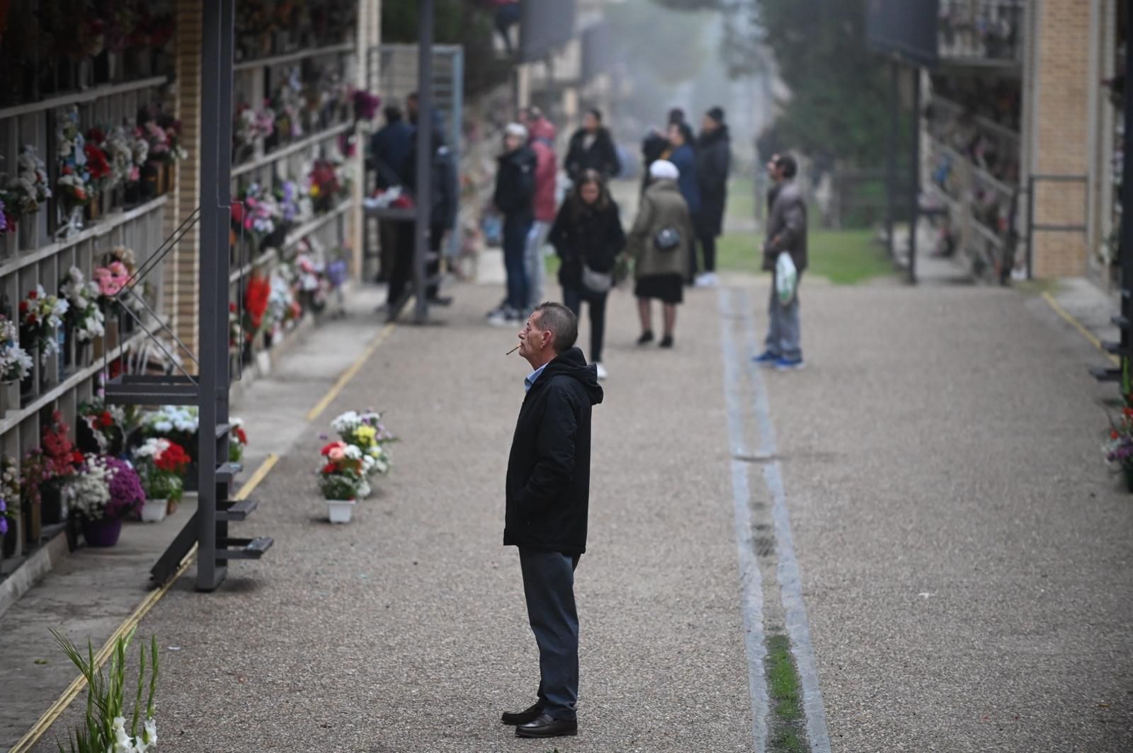 En imágenes | Así ha sido el Día de Todos los Santos en el cementerio de Torrero