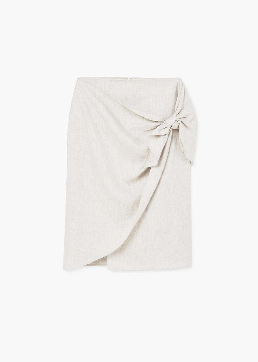 Prendas con nudo para triunfar en primavera: falda blanca con abertura