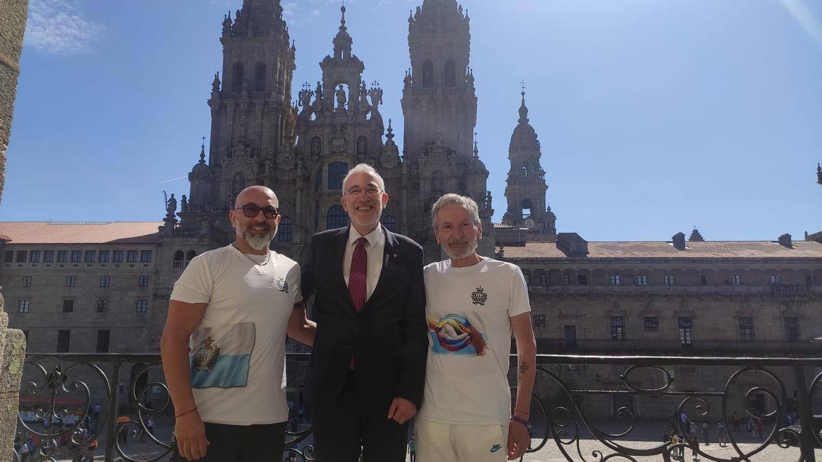 Imaxe dos visitantes de San Marino co concelleiro na praza do Obradoiro