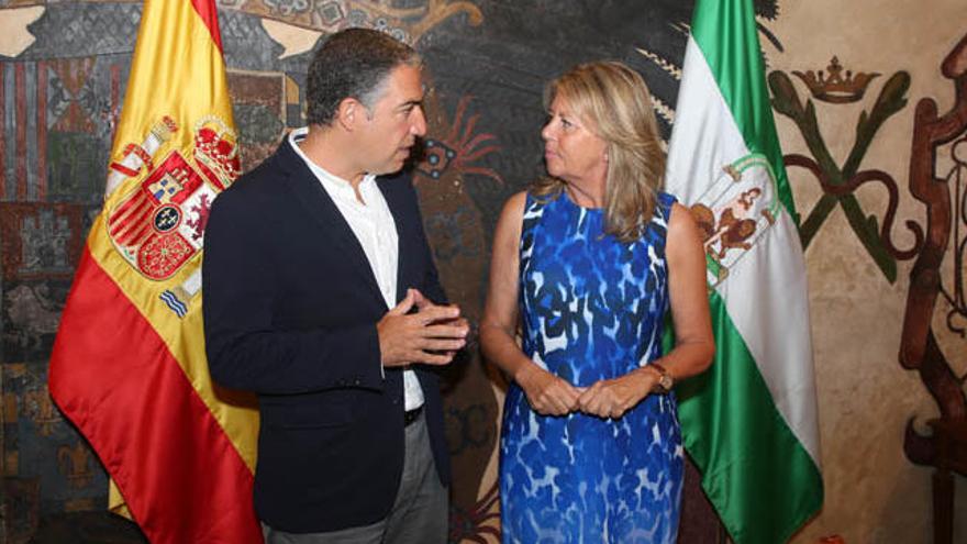 Elías Bendodo, presidente del PP y de la Diputación, y Ángeles Muñoz, nueva alcaldesa de Marbella.