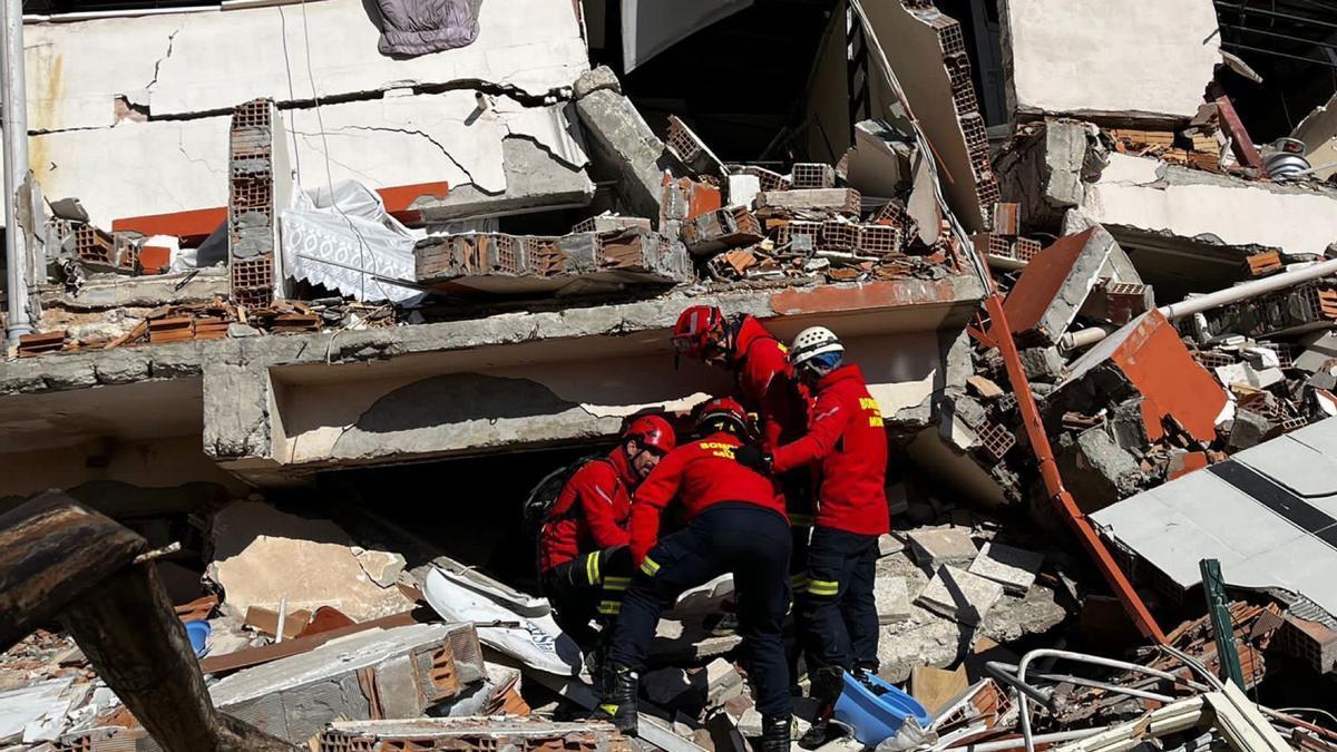 Bomberos de Málaga participan en un rescate tras el terremoto de Turquía.