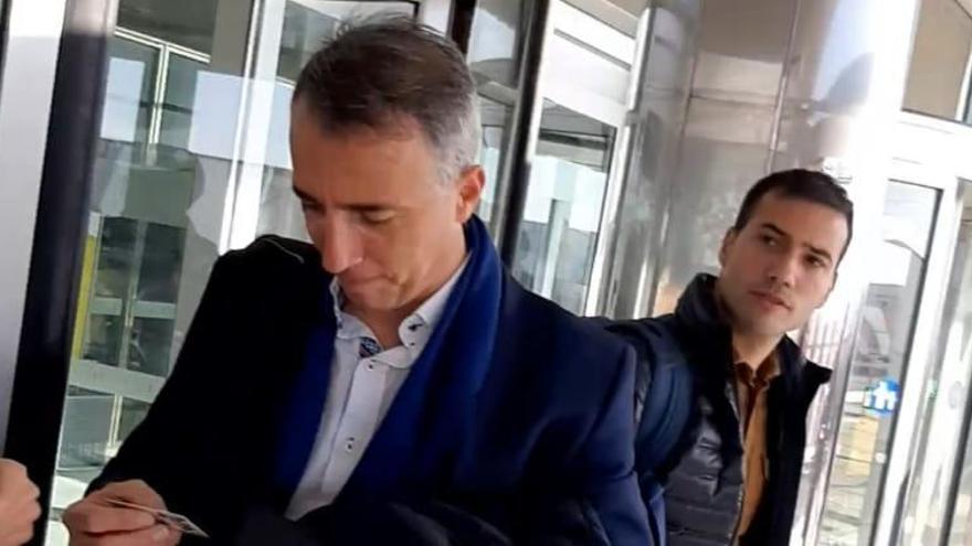 Fernández Borbalán y De la Fuente Ramos, en el aeropuerto de Almería.