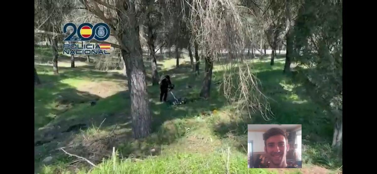 Un agente del GOIT peina el terreno con un georradar.