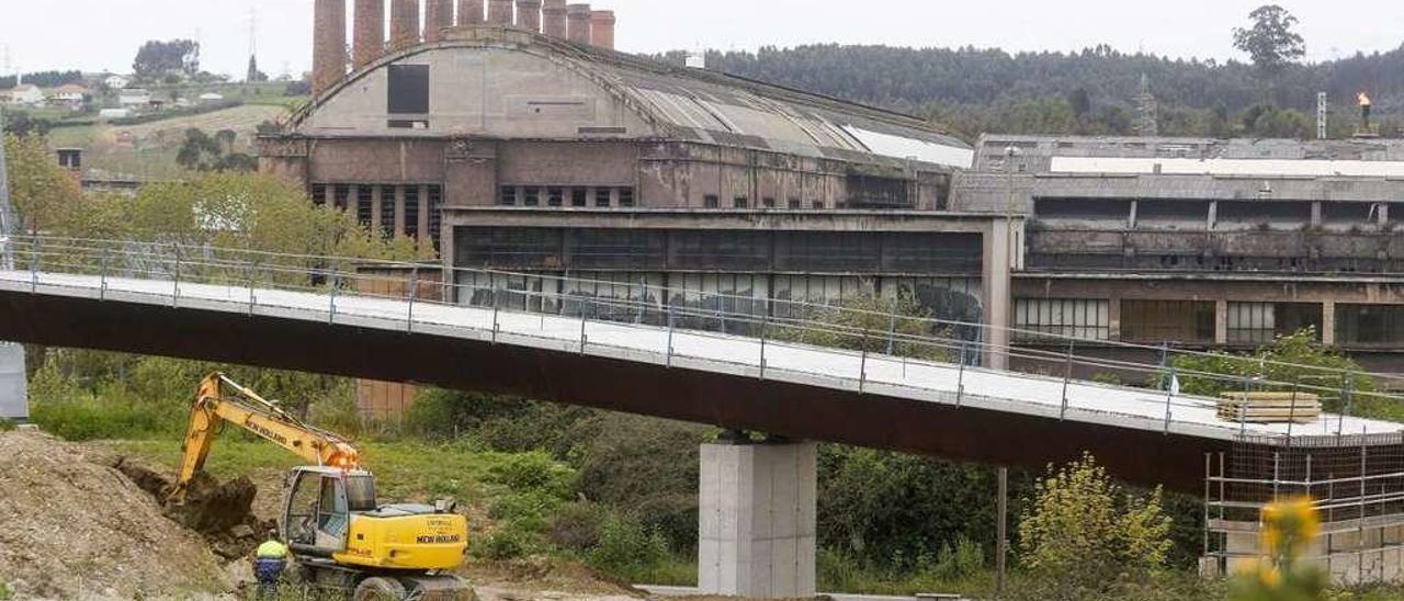 Una excavadora trabaja en las inmediaciones del enlace viario del polígono de la ría con la autopista &quot;Y&quot;.