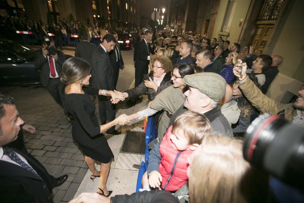 Salida de los Reyes, saludando a la gente, del concierto de los Premios Princesa