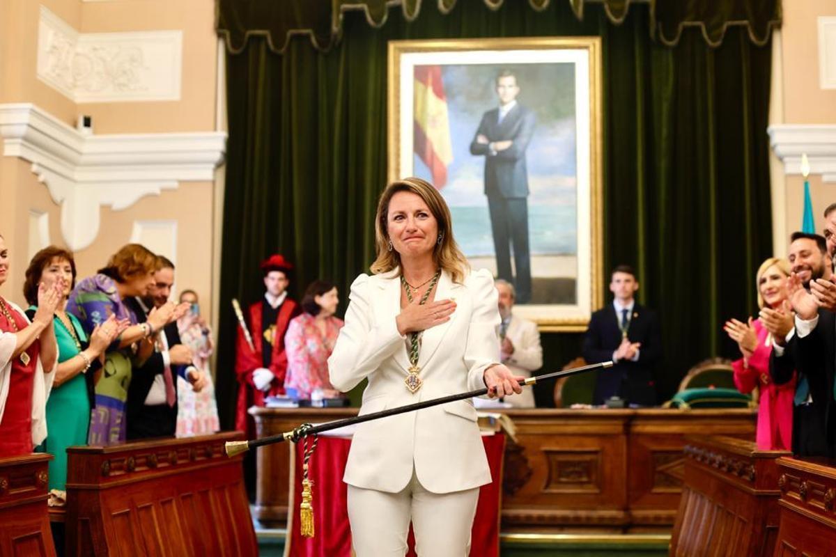 Begoña Carrasco, visiblemente emocionada, con la vara de mando, este sábado, en el salón de plenos.