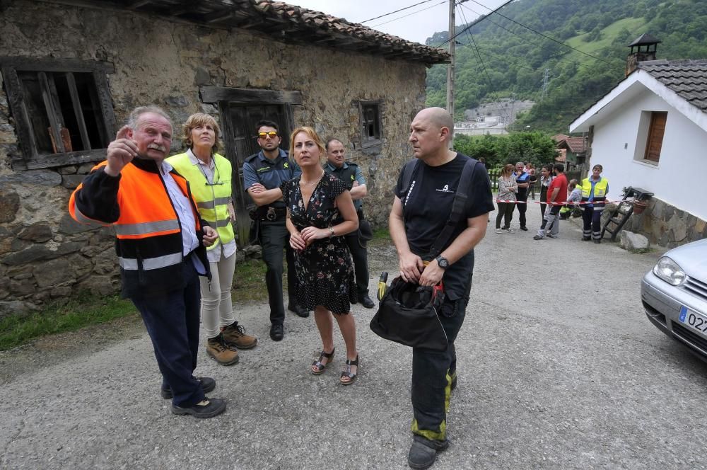 Un argayo obliga a desalojar un pueblo en Lena