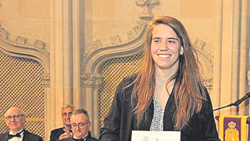 Bea Almarán recibió en 2018 una beca por la AECC.