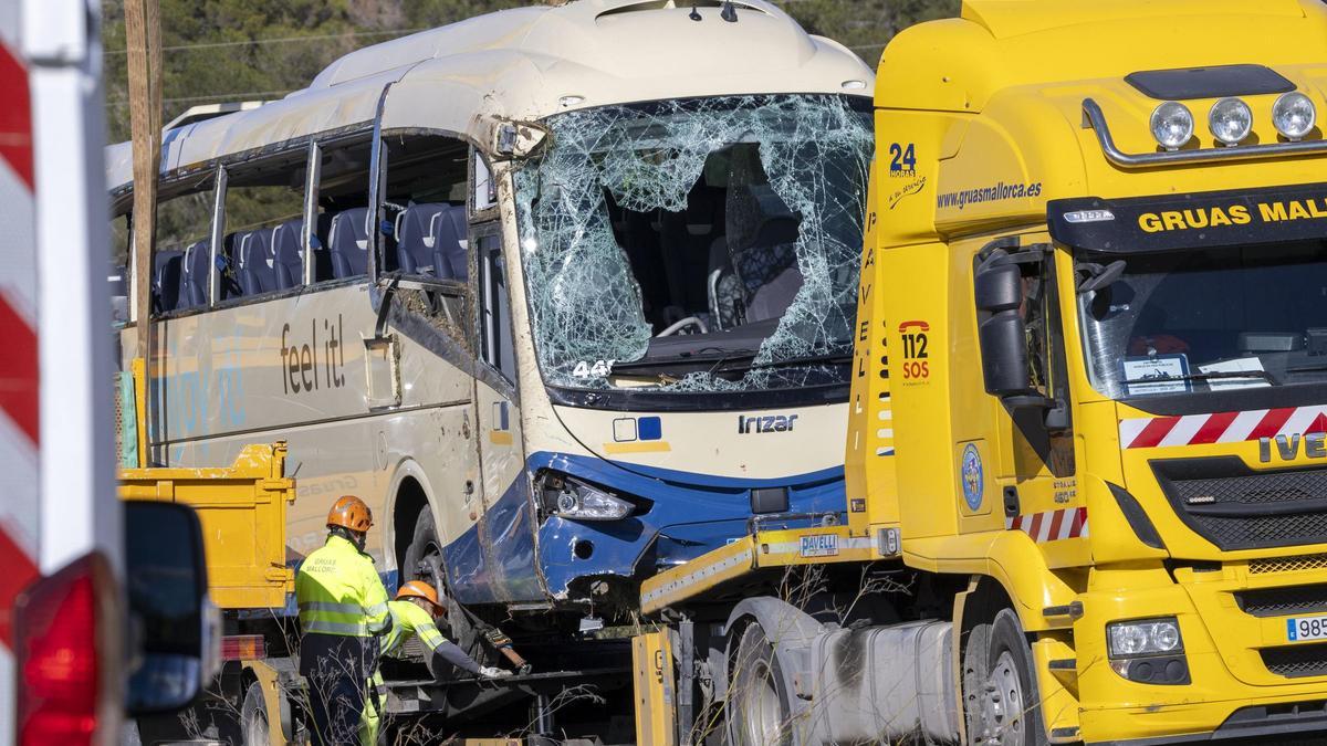 Un camión grúa traslada el autobús siniestrado en Sant Llorenç.