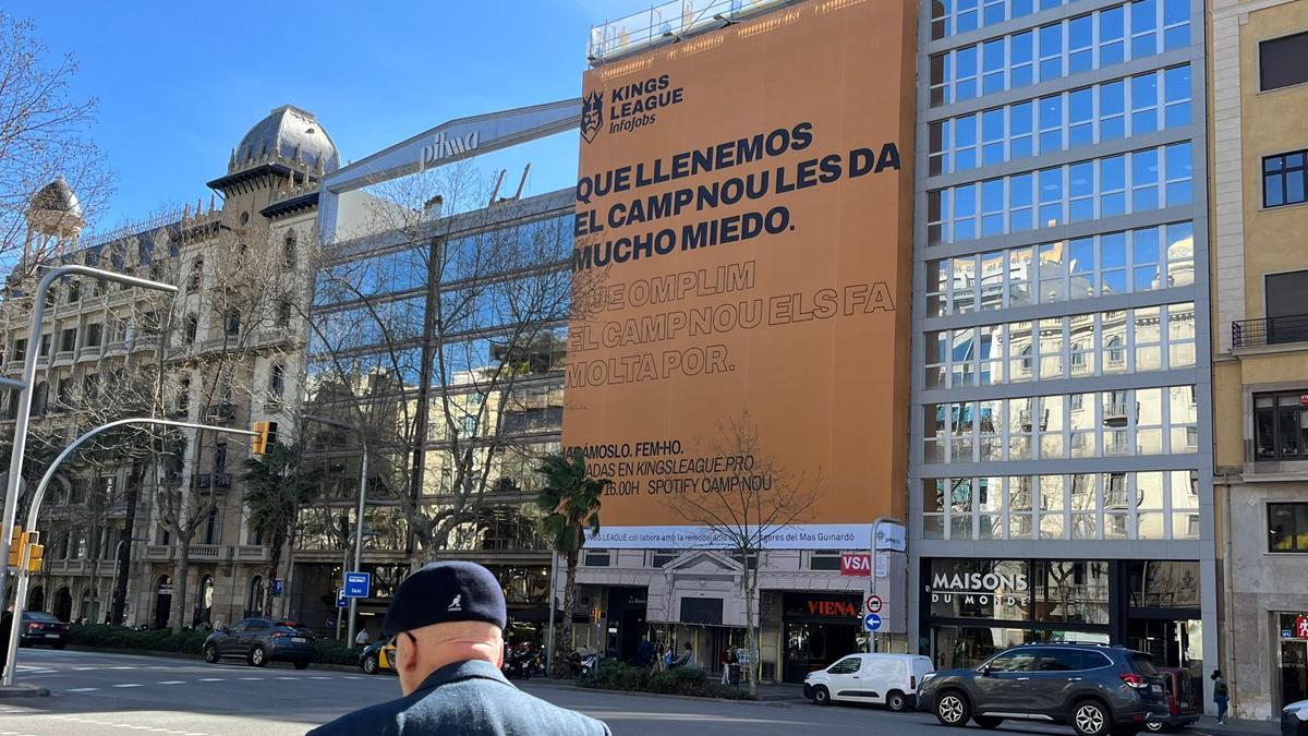 Pancarta de la Kings League en la Diagonal de Barcelona