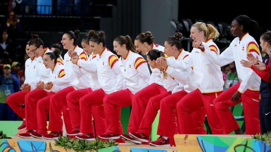 Las internacionales españolas suben juntas al podio a recoger sus medallas. // Leonardo Muñoz