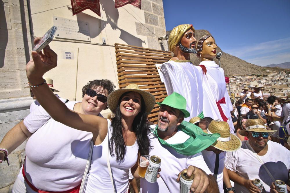 La ermita de San Roque congrega a decenas de personas para comenzar los festejos patronales y de Moros y Cristianos