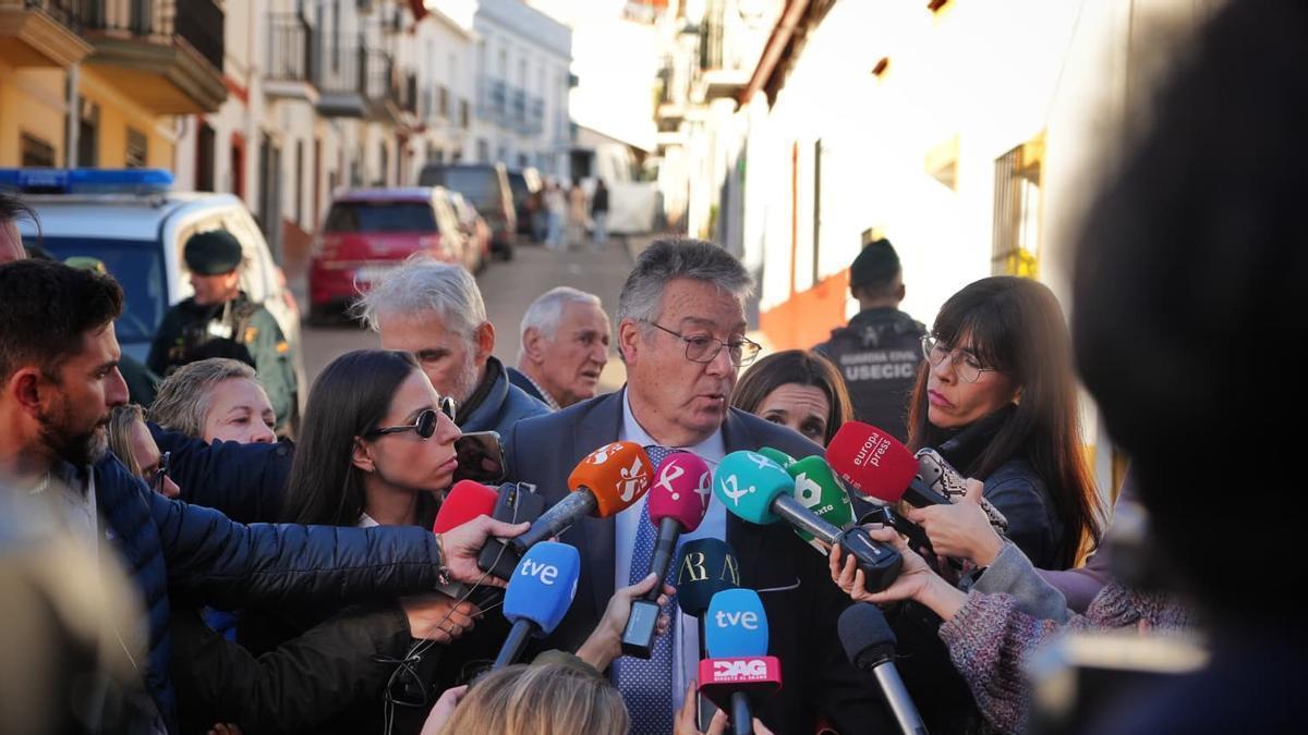 El abogado de los dos hermanos atiende a los medios en Hornachos.