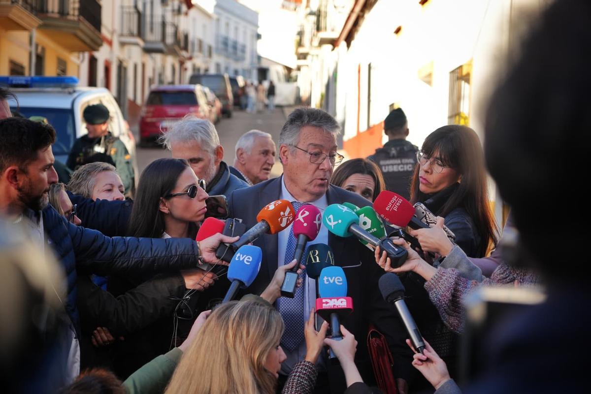 El abogado de los dos hermanos atiende a los medios en Hornachos.