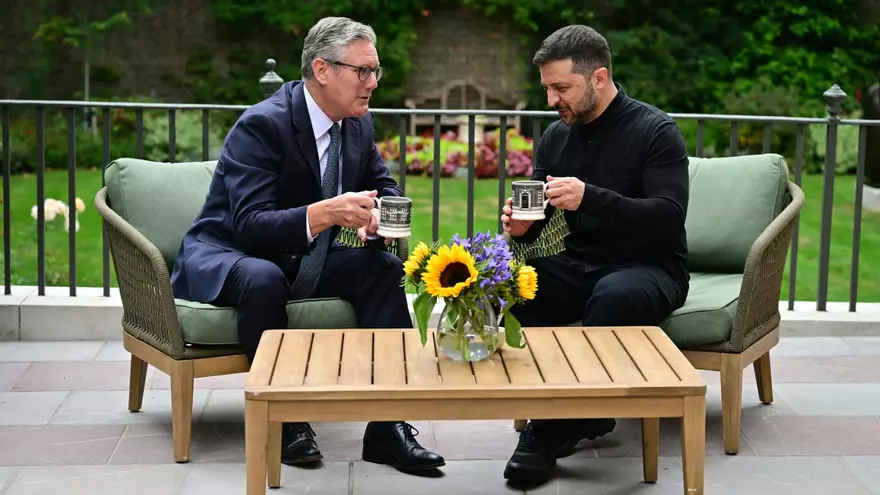 Zelenski prosigue su ofensiva diplomática y se reúne con Starmer en Londres antes de la cumbre de Alaska
