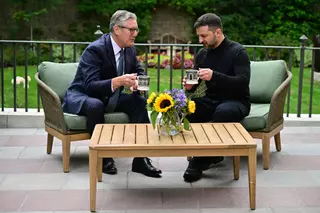 Zelenski prosigue su ofensiva diplomática y se reúne con Starmer en Londres antes de la cumbre de Alaska