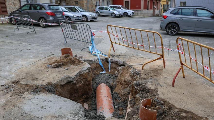Boquete abierto estos días por los operarios en O Eirado para resolver el hundimiento del firme.
