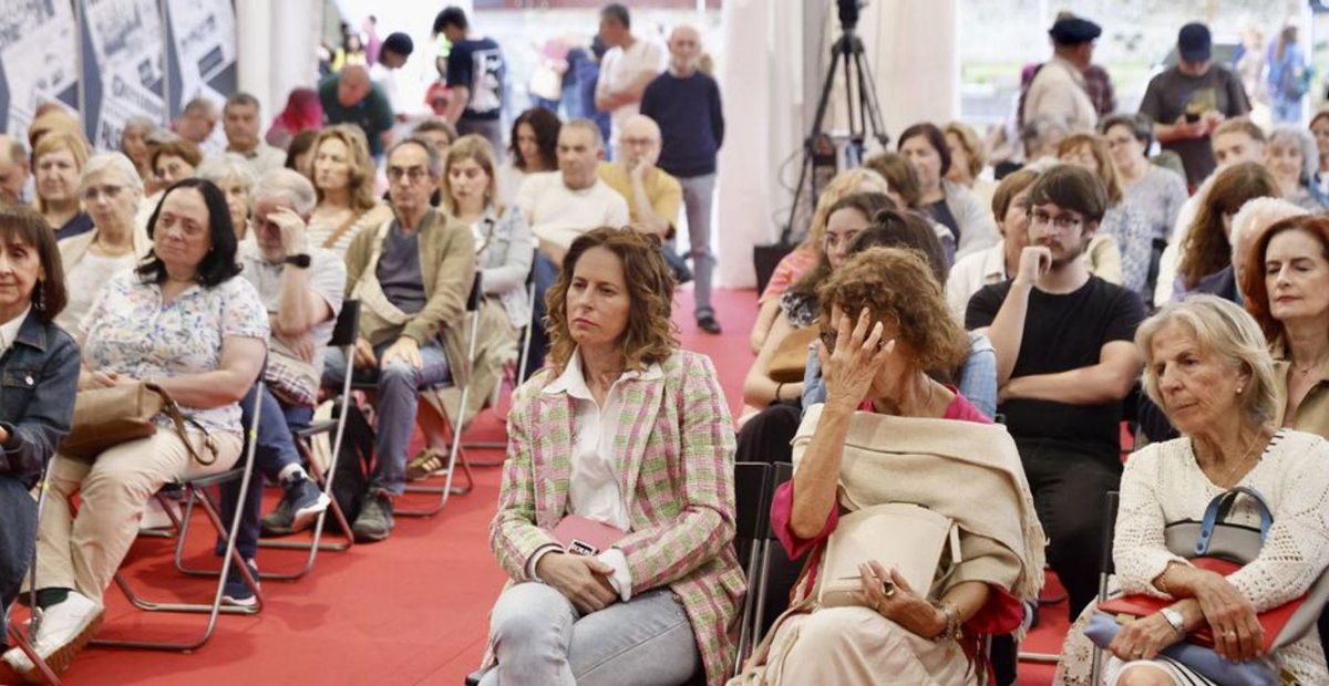 El público asistente al homenaje a Ángel González. | MARCOS LEÓN