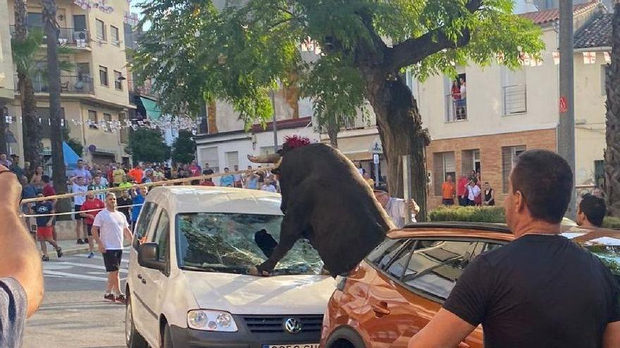 Un &#039;bou al carrer&#039; aplasta y destroza un coche durante las fiestas de un pueblo