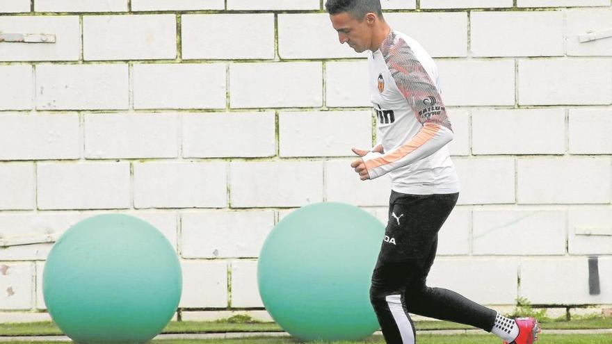 Rodrigo Moreno realiza carrera continua en la ciudad deportiva de Paterna, en una imagen de archivo.