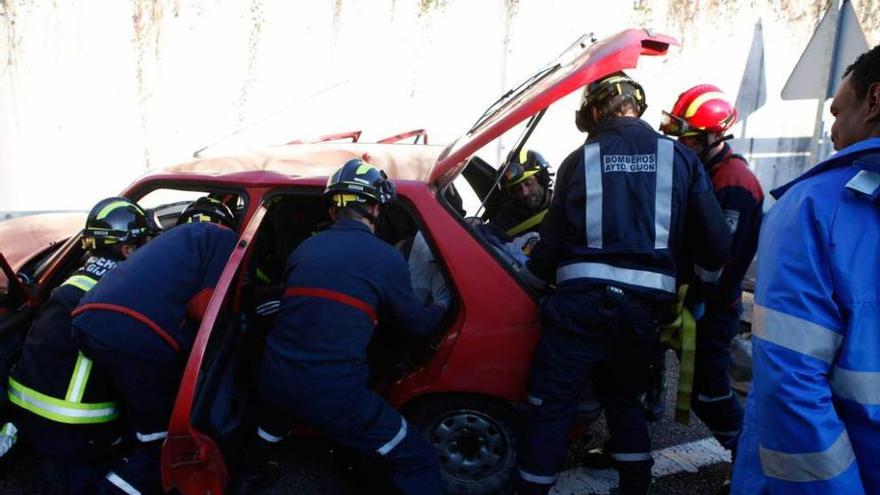 Un conductor resulta herido tras chocar contra un quitamiedos