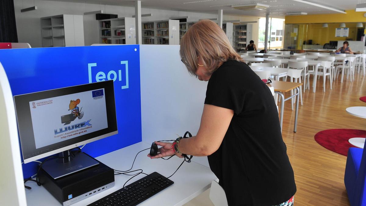 La matrícula en la EOI debe hacerse telemáticamente, pero se puede acudir a las EOI a hacerla si no se dispone en casa de ordenador.