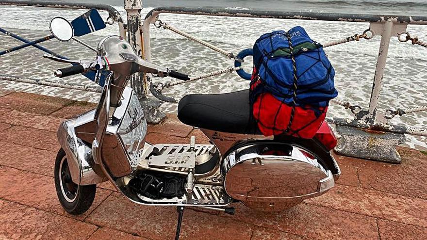 La Vespa de Fernando Egea con el equipo de viaje. 