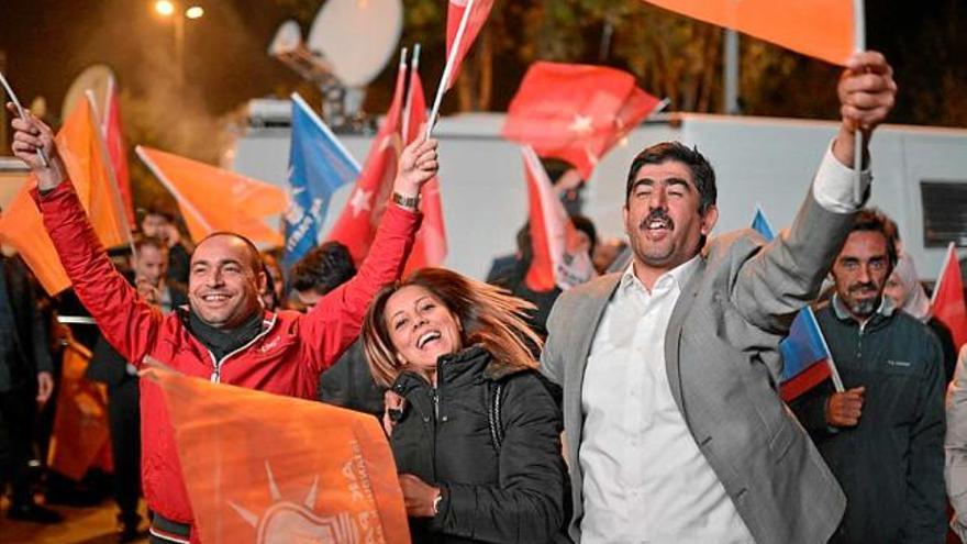 Seguidors de l&#039;AKP celebren la victòria del partit conservador