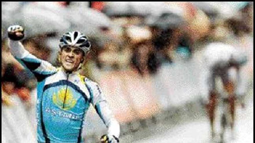 Alberto Contador se impone por delante de Mosquera. / Efe