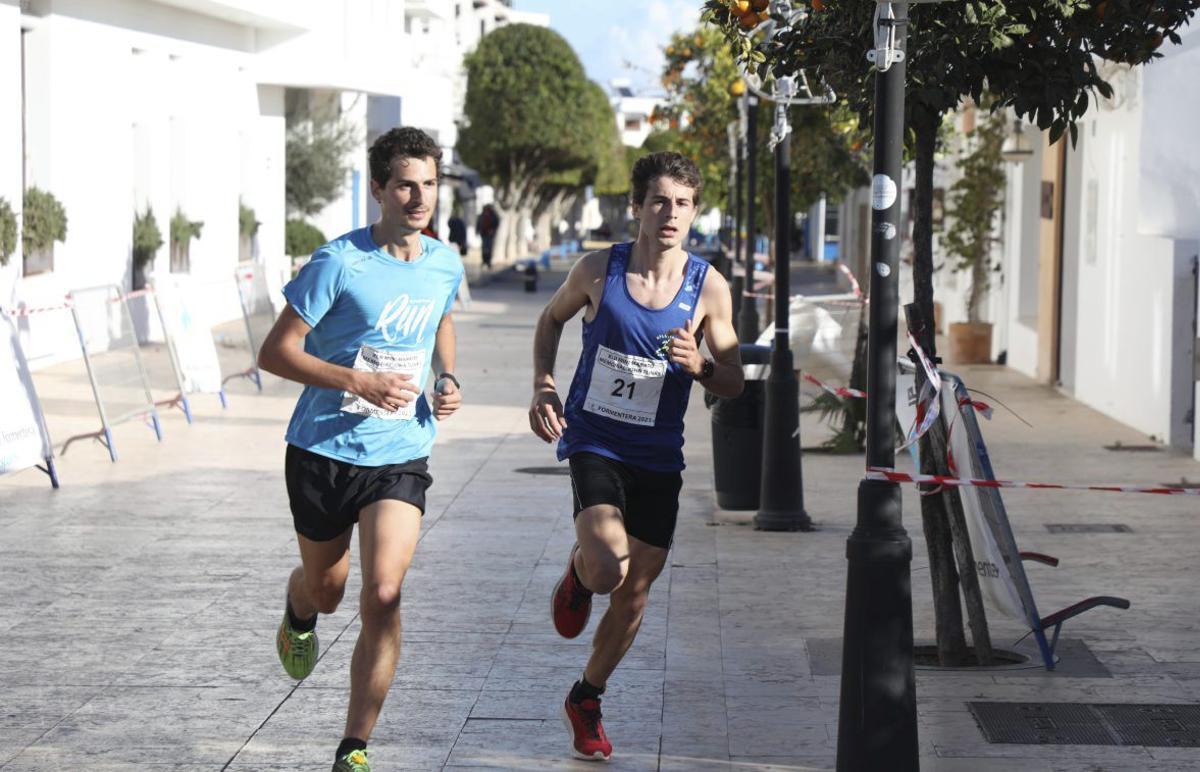 Dos corredores durante una edición de la Mini Marató - Memorial John Tunks de Formentera. | CARMELO CONVALIA