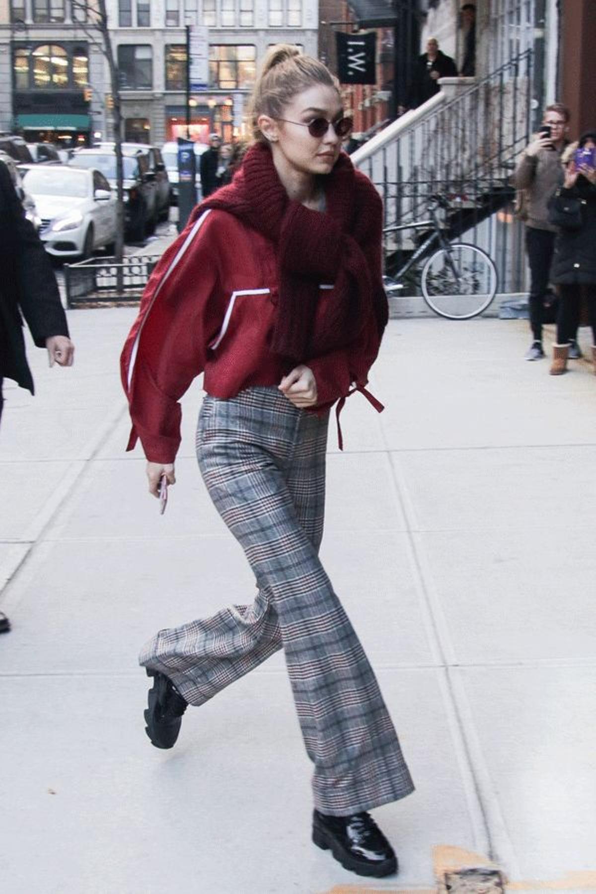 Gigi Hadid y su bufanda-jersey