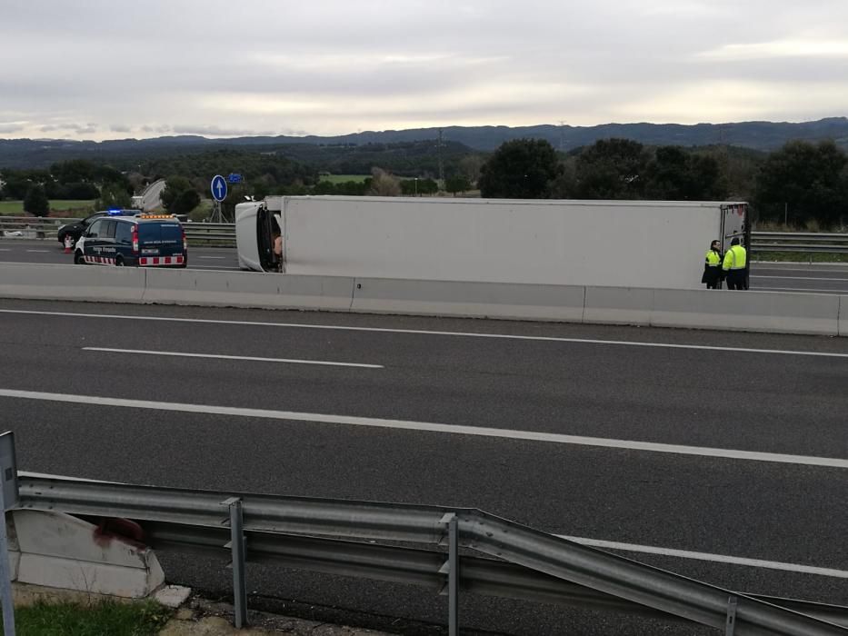 Camió bolcat a la C-25, a Sant Fruitós